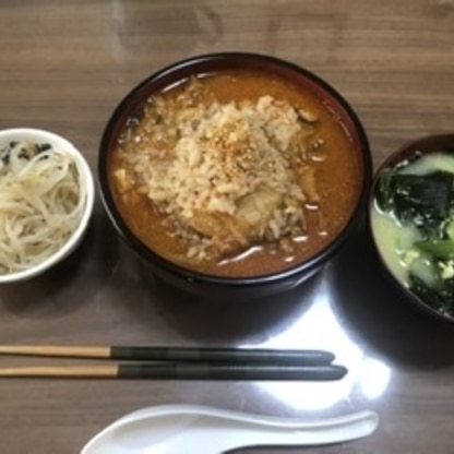 お店で食べるものだと思い込んでいましたが、少しお高い牛肉もアレンジ次第で韓国気分に様変り！付け合せに、もやしのナムルとわかめとネギの中華風玉子スープを。
